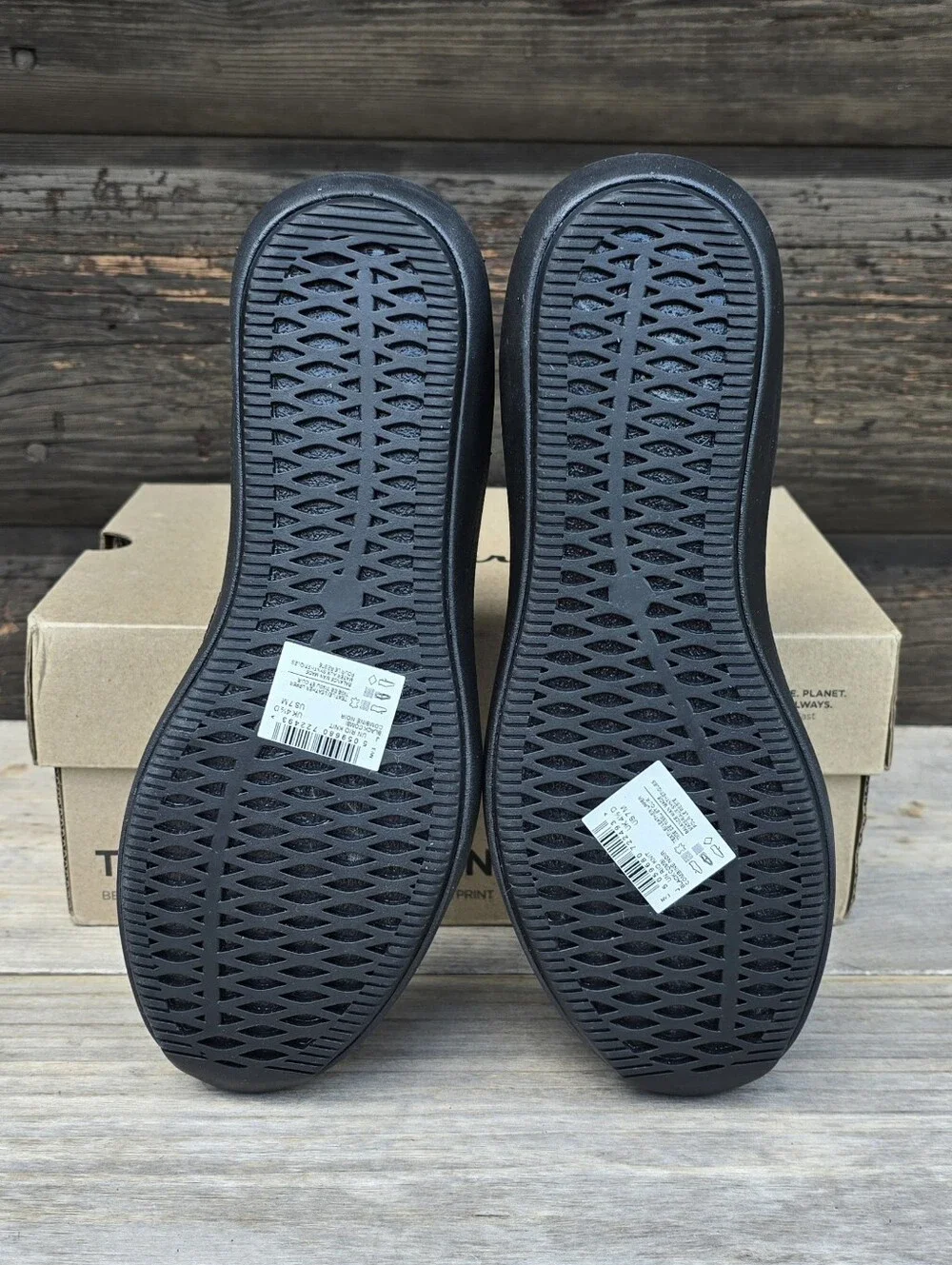 Clarks Un Rio Knit Athleisure Minimalist Knit Shimmer Comfort Sneakers 7M